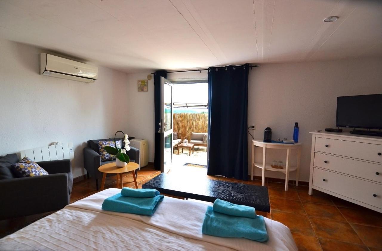 Chambre Lit Queen-Size - Vue sur Piscine